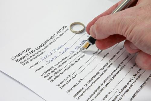 Peut-on divorcer par consentement mutuel avec un seul Avocat pour les deux époux ?